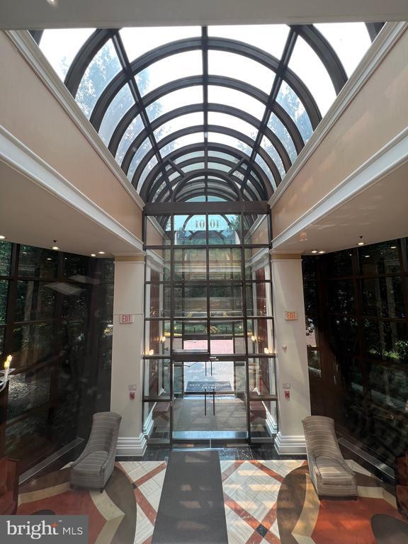 Foto del edificio - 10101 Grosvenor Pl