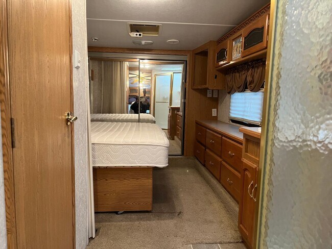 Building Photo - Spacious Trailer Home For Rent!