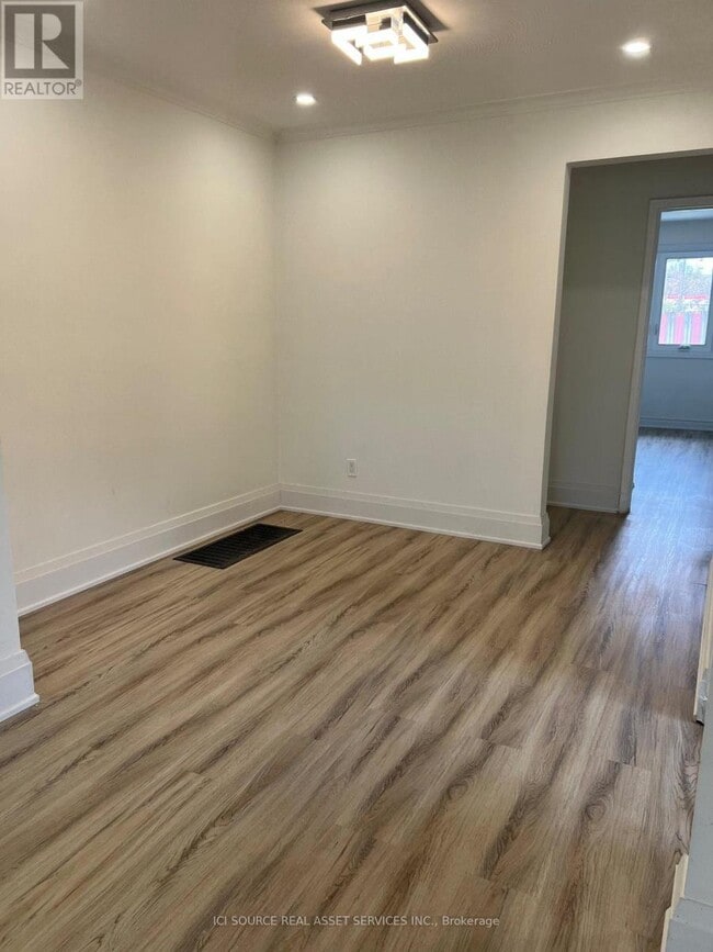 Building Photo - 52 Pinemore Crescent