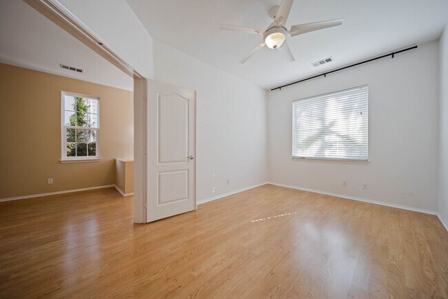 Foto del edificio - Cozy Stevenson Ranch Home on a Quiet Cul-De-Sac