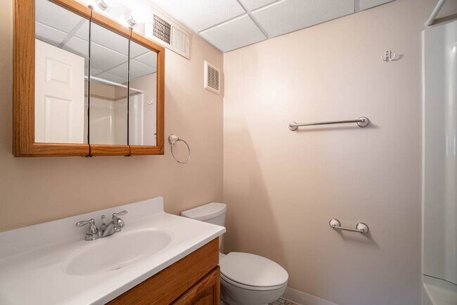 bathroom - 106 W College St