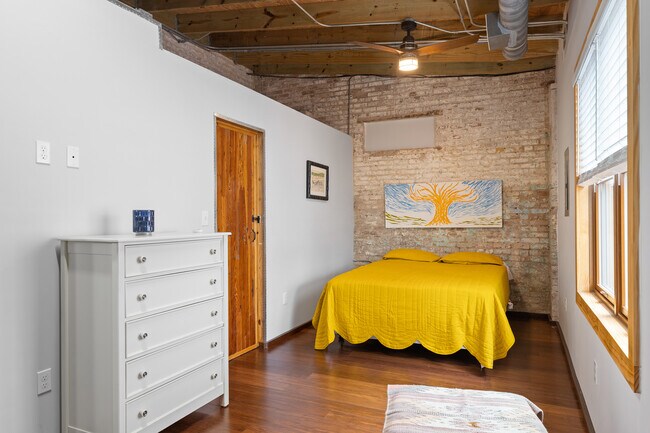 Dormitorio principal con vestidor - 1500 E Madison St