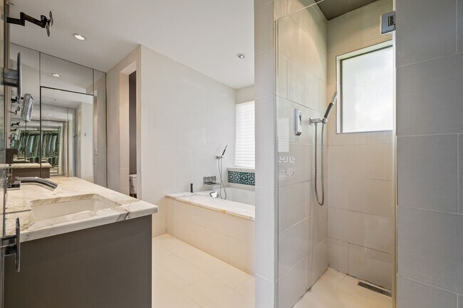 Foto del edificio - 2/2 with carport - fenced backyard