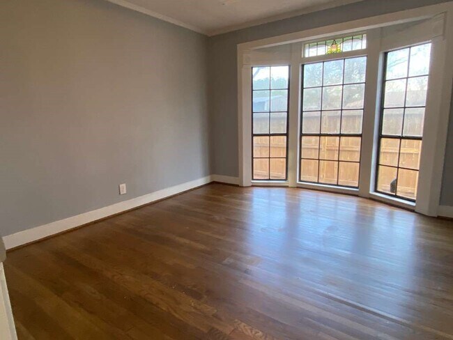 Foto del edificio - 204 E Houston St