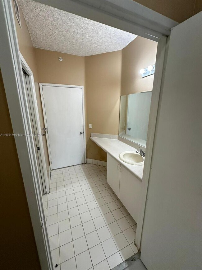 Building Photo - 6952 SW 39th St