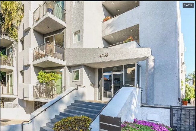 Foto del edificio - 4236 Longridge Ave