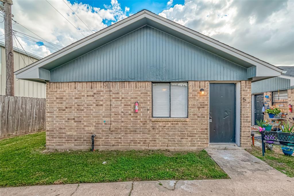Foto principal - 8814 Manus St