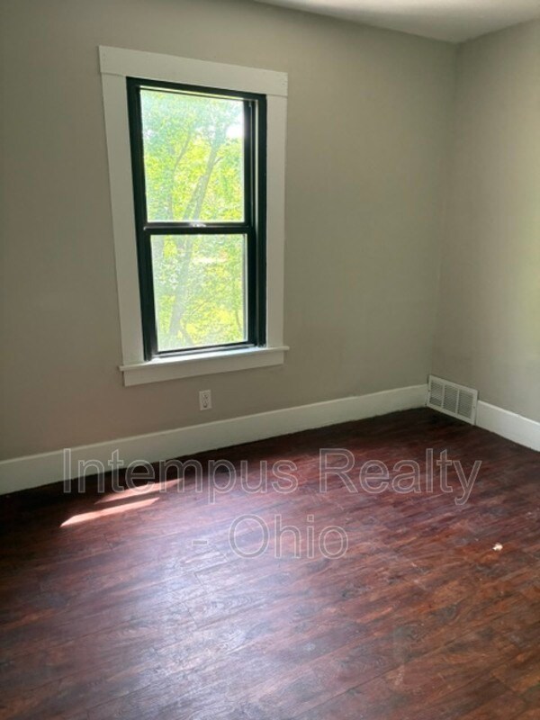 Foto del edificio - 539 Falls Ave
