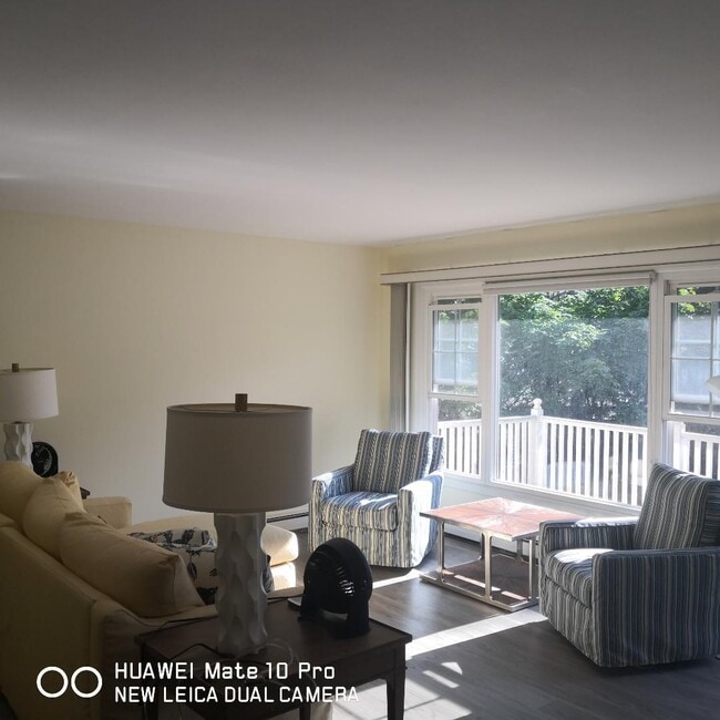 Foto del edificio - 524 Laurel Lake Rd