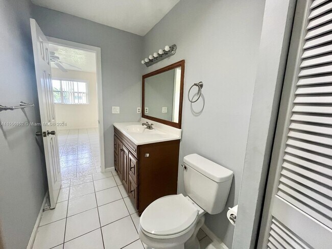 Building Photo - 9851 Sandalfoot Blvd