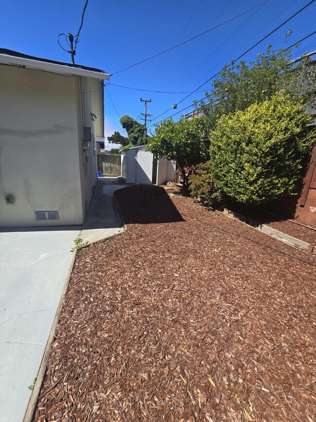 Building Photo - 2695 Shannon Dr