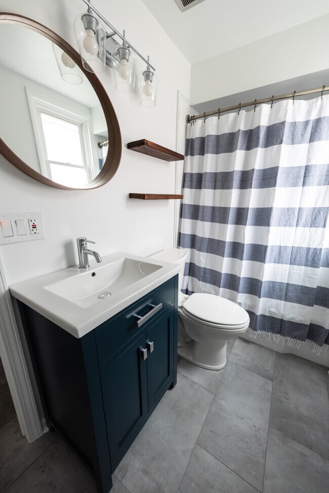 Building Photo - 676 N Holbrook St
