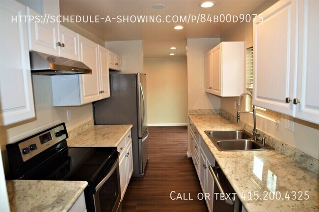 Building Photo - Remodeled Three Bedroom in Upper Seaside