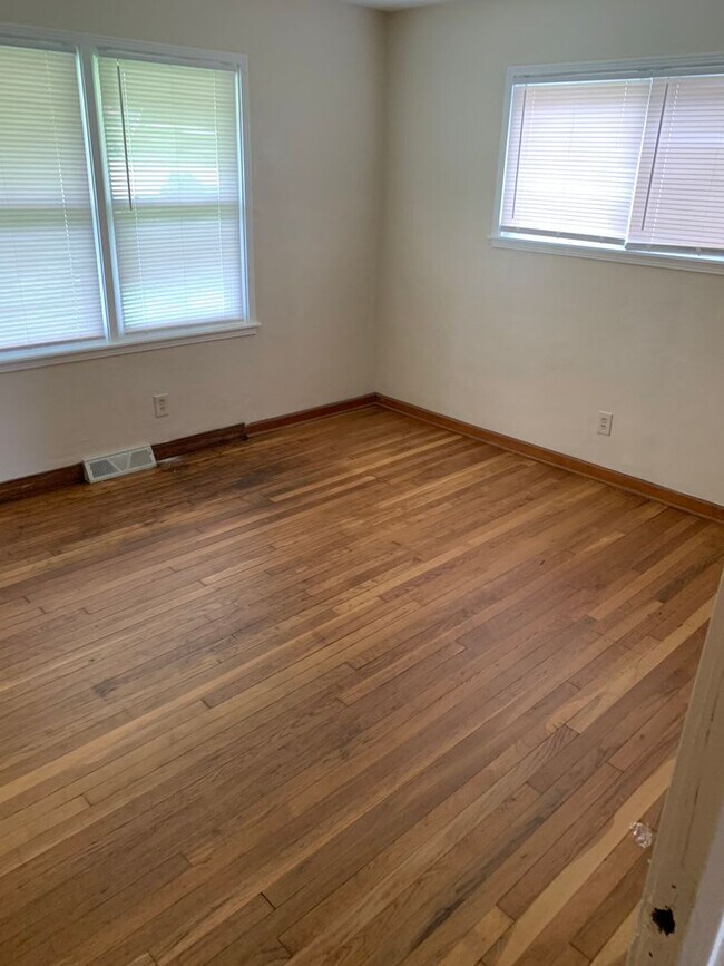 Foto del edificio - 2 Bedrooms  & 1 Bathroom - East end of Bar...
