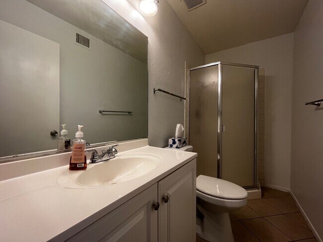 Building Photo - Beautiful 2 Bedroom Townhome with 2 car ga...