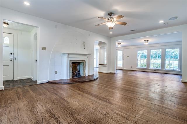 Building Photo - 1520 San Saba Dr