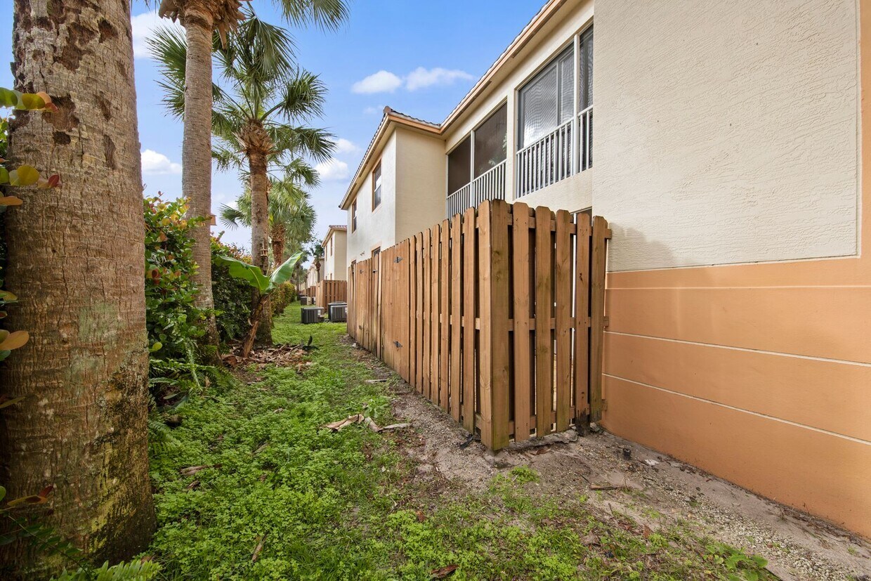 Foto principal - Wonderfully located 3 bedroom, 2 bathroom ...