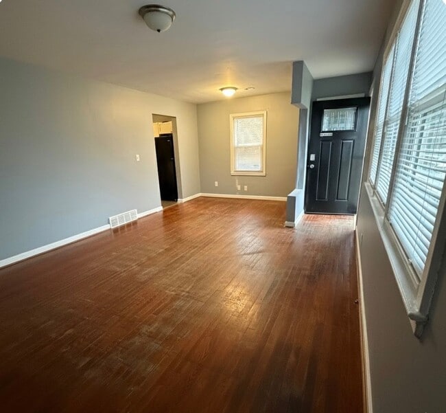 Foto del edificio - 553 Freeman Dr