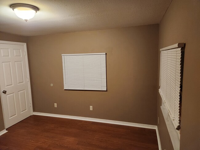 Foto del edificio - 1215 Skyview Blvd