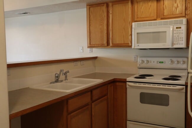 Building Photo - Duplex in Hidden Gardens