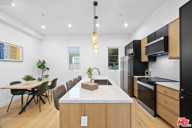 Foto del edificio - 2324 S Dunsmuir Ave