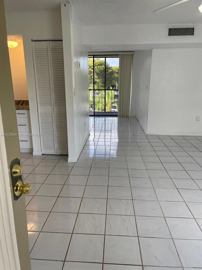 Foto del edificio - 8075 SW 107th Ave