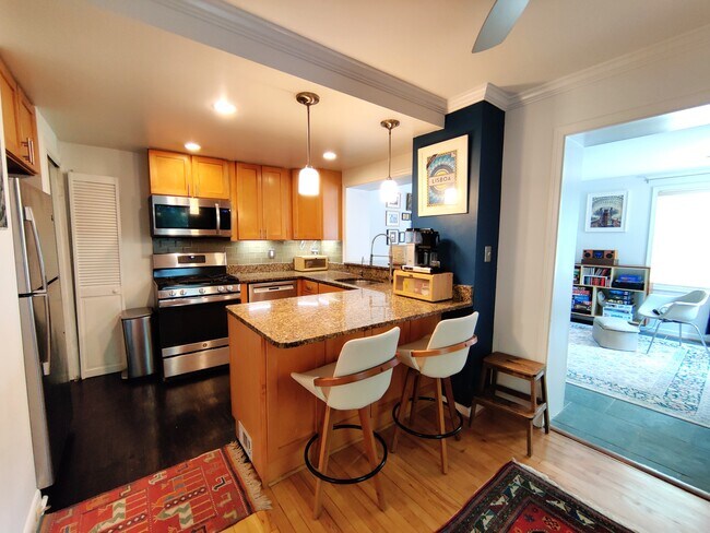 Foto del edificio - 5837 Edgehill Dr