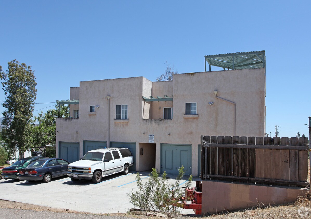 Building Photo - 3710 Hilltop Dr