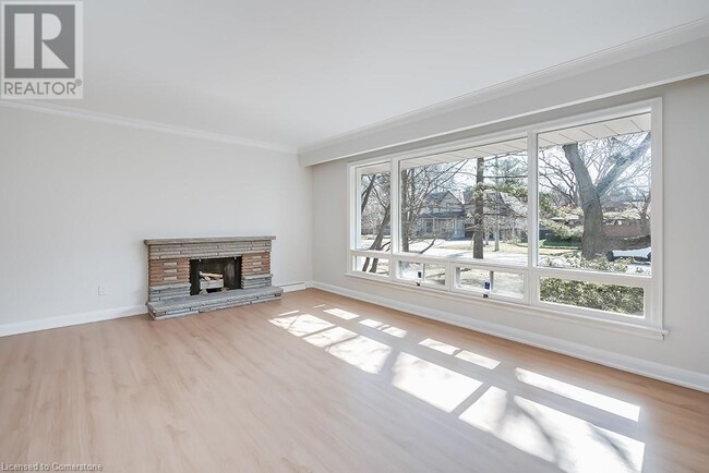 Building Photo - 2063 Glenforest Crescent