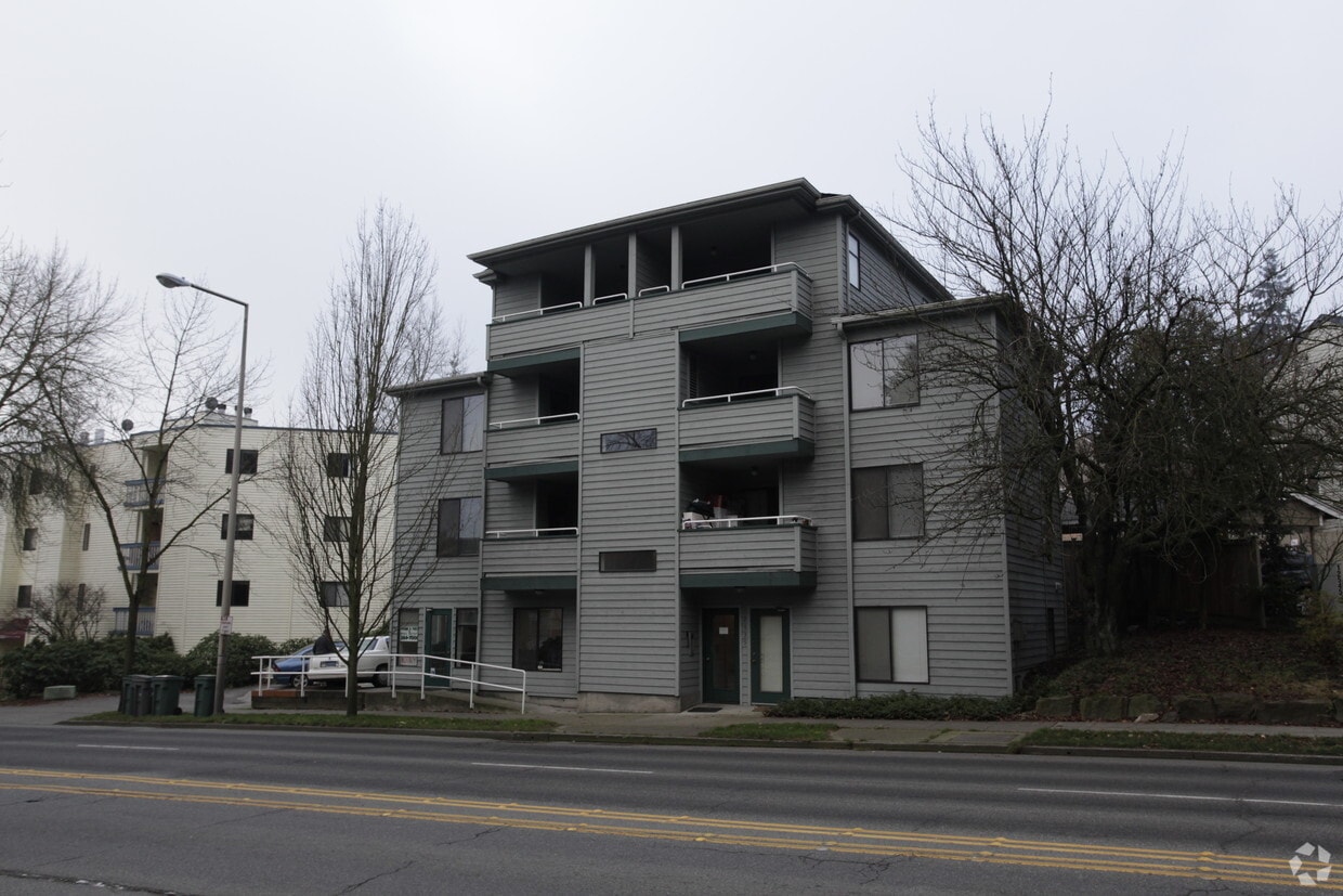 Building Photo - 12535 NE Roosevelt Way NE