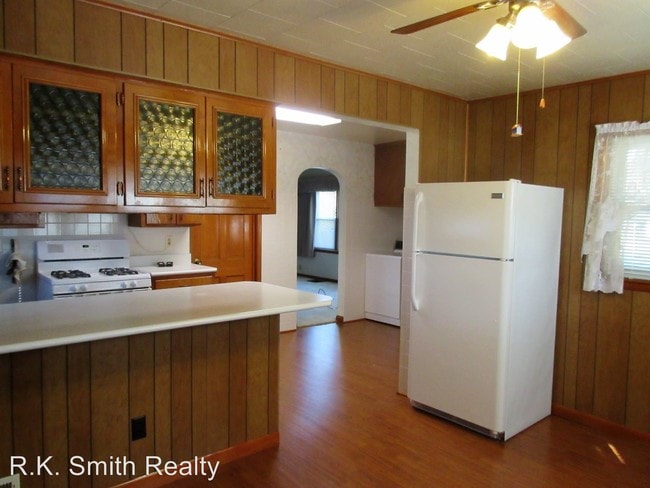 Building Photo - 703 N Oakhill Ave
