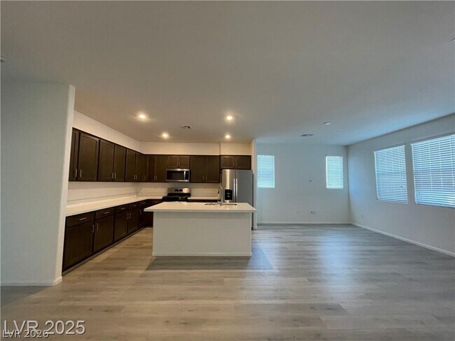 Foto del edificio - 645 Bellus Pl