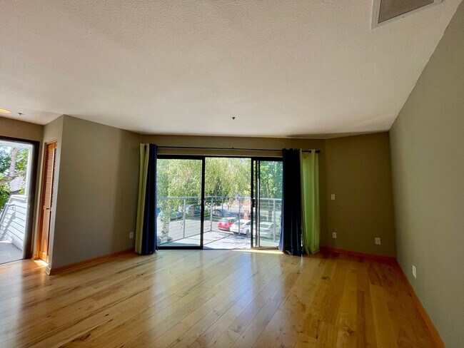 Building Photo - Great NW 1 Bedroom 1 Bath Loft Condo - W/D, Assigned Parking, Community Pool!