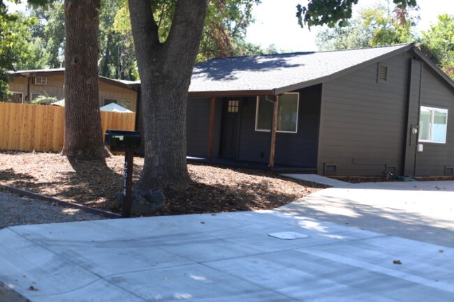 Building Photo - 2614 Russell St