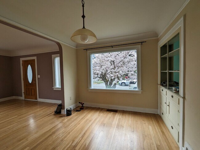 Building Photo - Charming 2 story with basement in West Sea...
