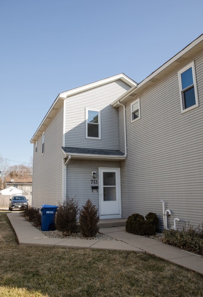 Building Photo - 713 Stevens St