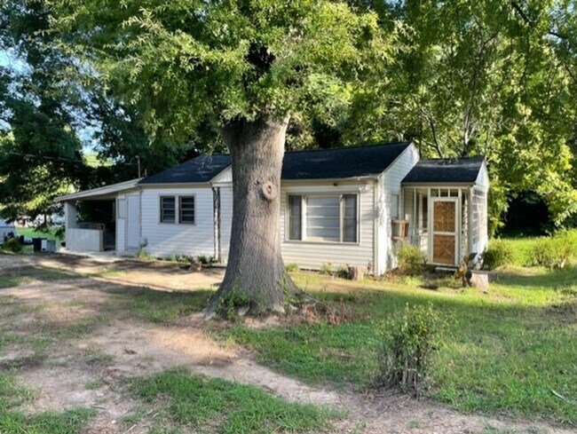 Foto del edificio - Adorable 2 bedroom 1 bath home . Located i...