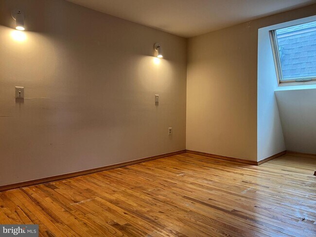 Building Photo - 242 Wood St