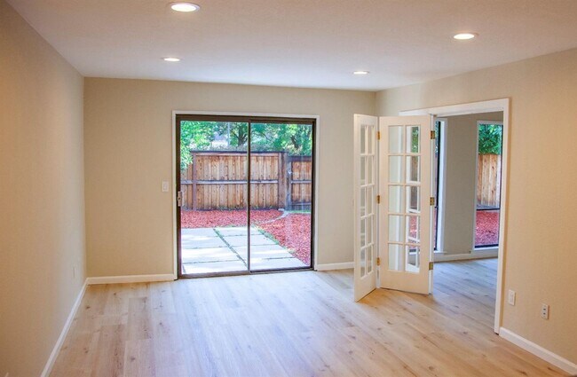 Foto del edificio - ? Greenbelt Access | Sauna | Updated Interior ?