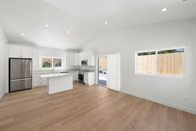 Building Photo - Ramona 319-321