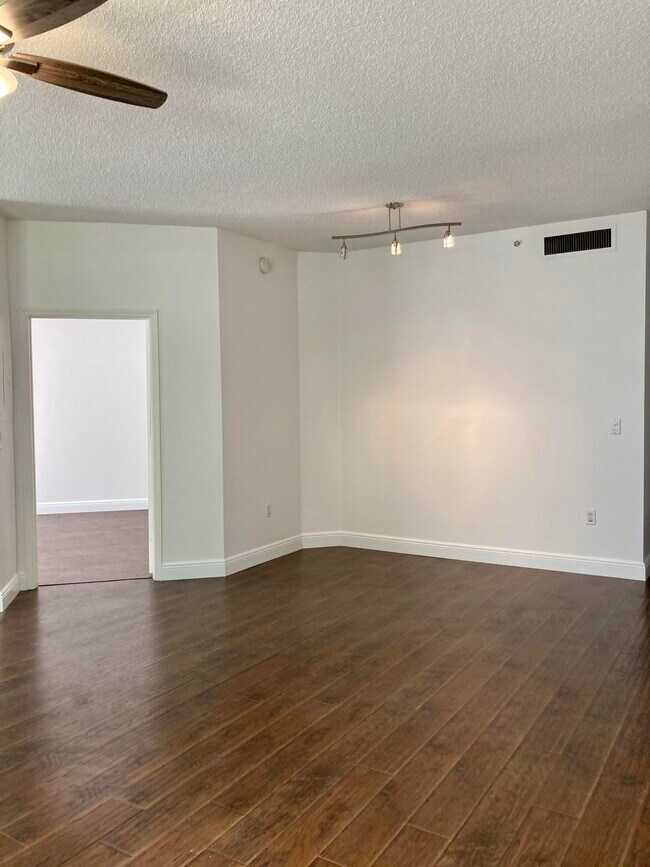 Building Photo - 630 S Sapodilla Ave