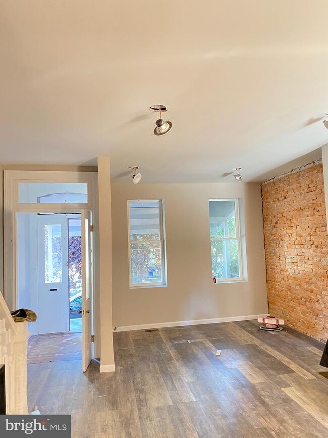 Building Photo - 422 S 43rd St