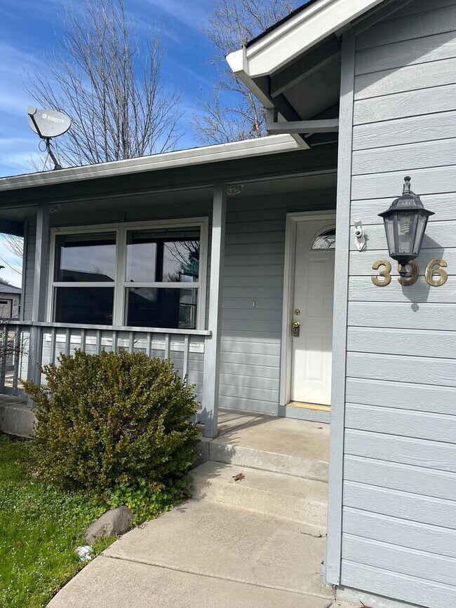 Building Photo - 396-396 Crystal Dr