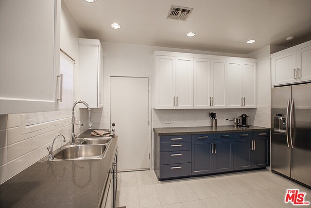 Building Photo - 1014 N Doheny Dr