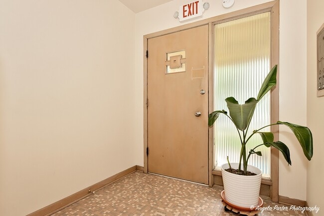 Building Photo - 1370 Harding Ave