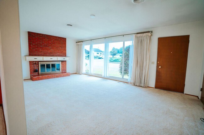 Foto del edificio - 3BD/2BD Home Located next to the Hospital in Eureka!