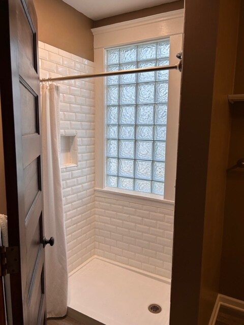 Recently renovated bathroom - 1127 Adams St NE