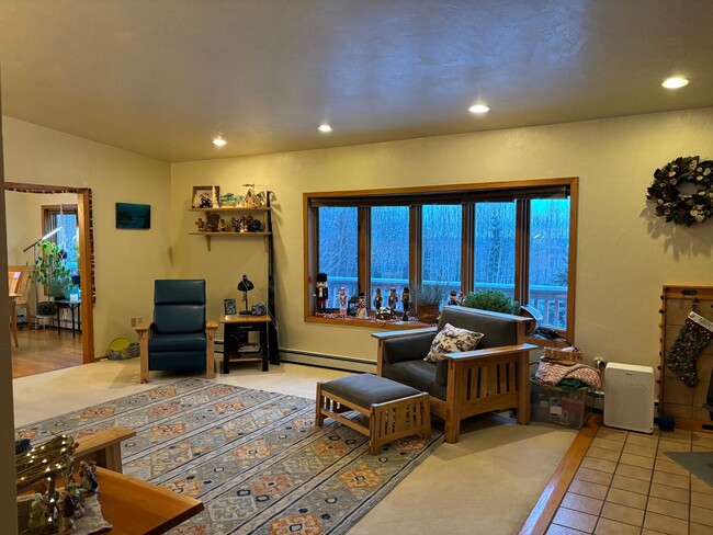 Building Photo - Spacious 4-bedroom home less than 4 miles ...