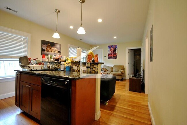 Foto del edificio - 9/1 Renovated 4BR/2BA near Oak Sq, Mass Pike, Brighton Ctr!