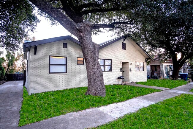 Foto del edificio - 816 Dakota Street, Unit #B